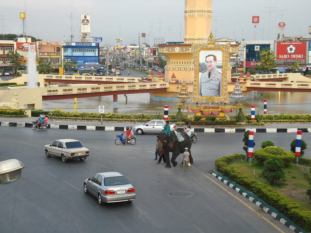 На улице города на курорте Лопбури, Таиланд