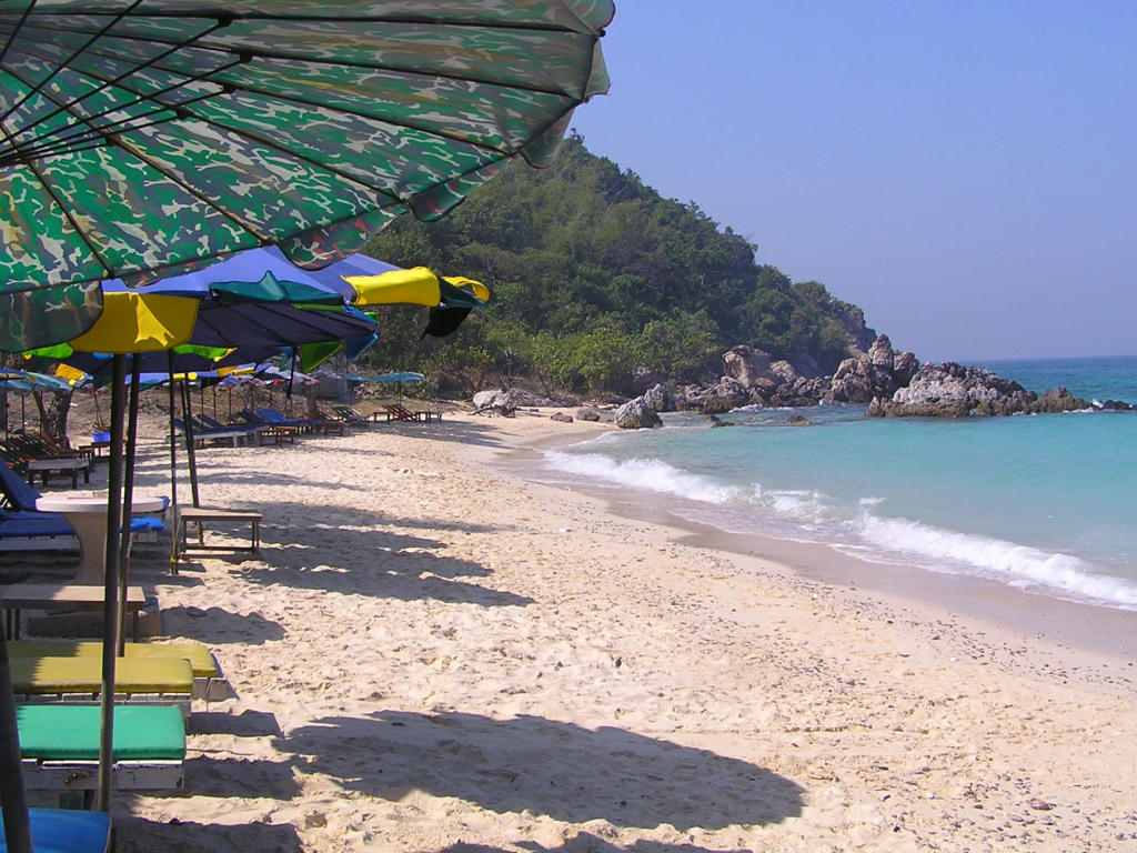 Отдых на пляже на курорте острова Ко Лан, Таиланд