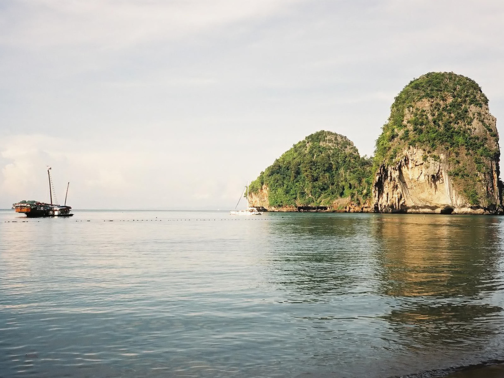 Скалы у берега на курорте Краби, Таиланд