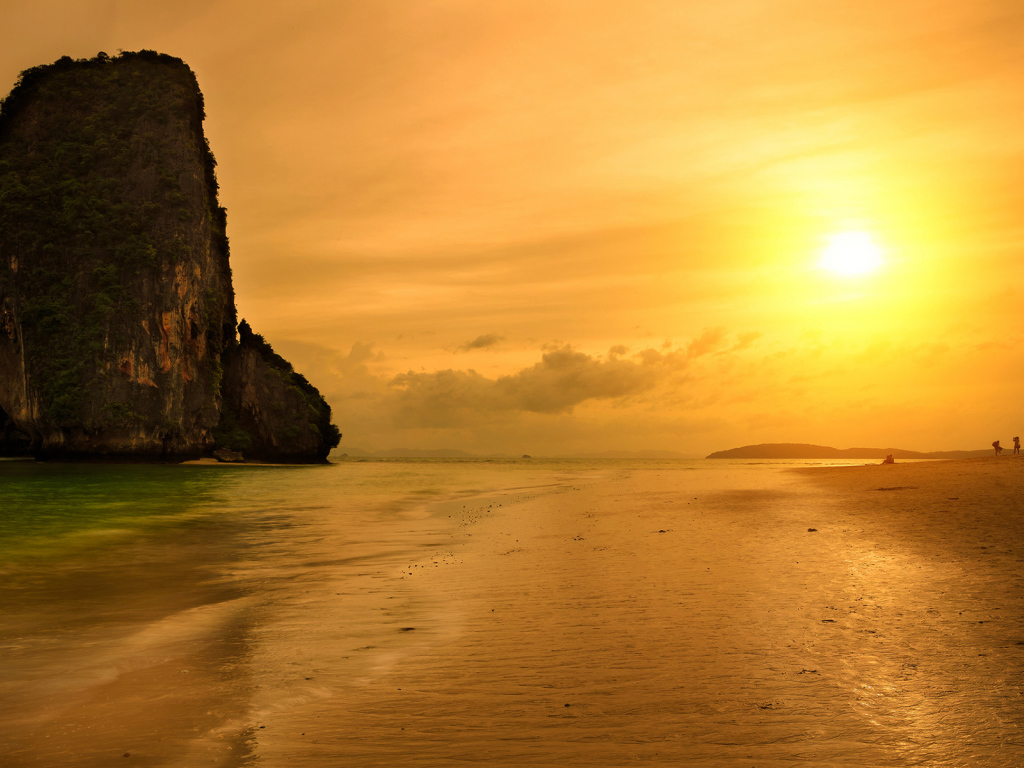 Закат солнца на пляже на курорте Краби, Таиланд