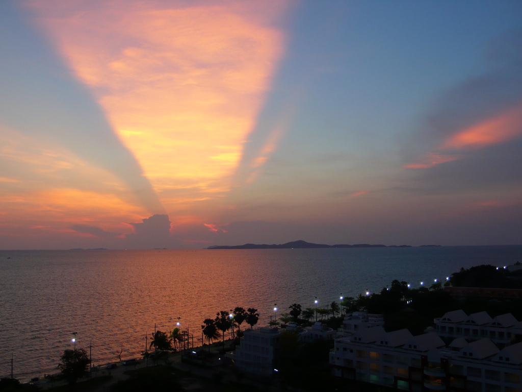 Закат над городом на курорте в Паттайе, Таиланд