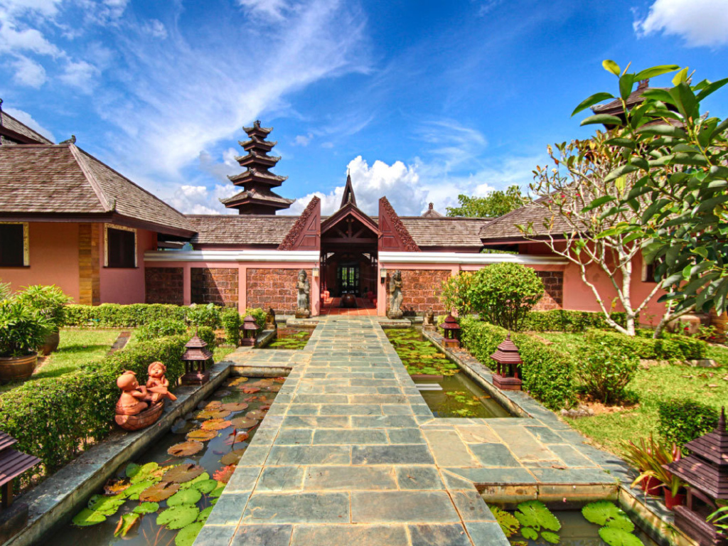 Храмовый комплекс на курорте Чианг Рай, Таиланд