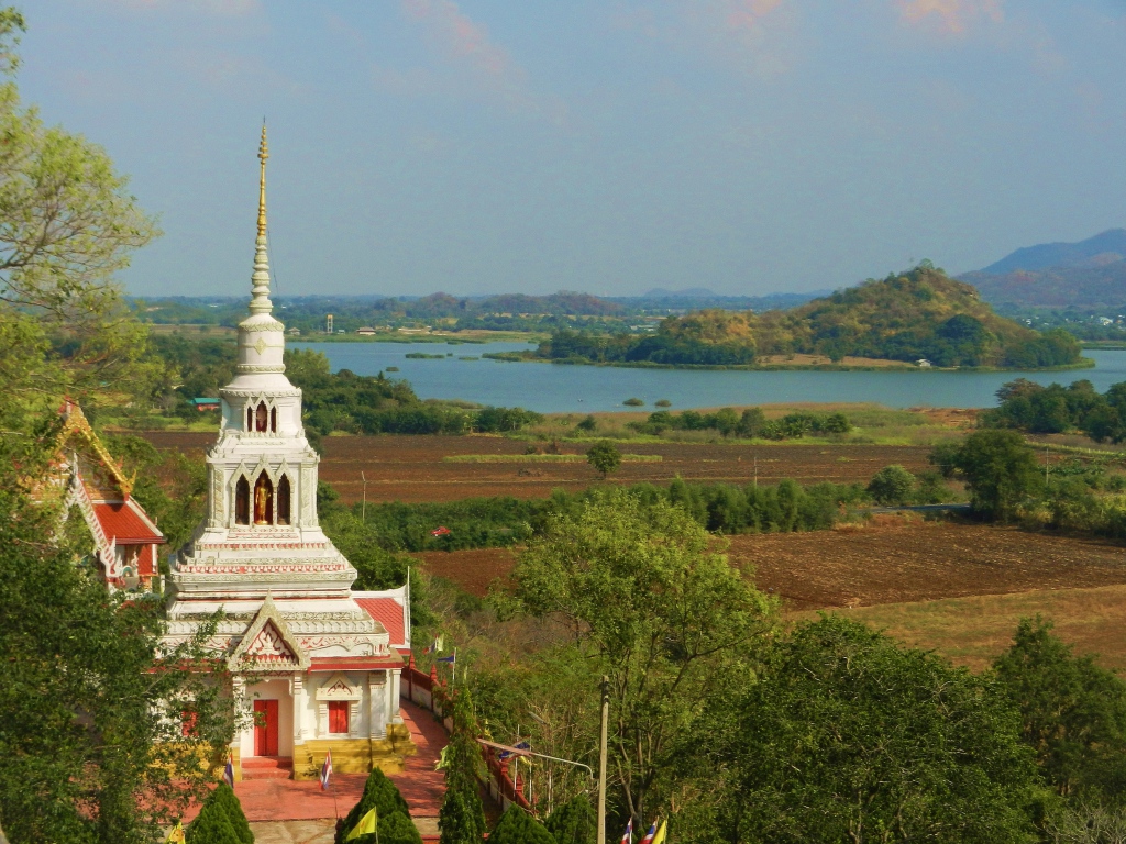 Храм на фоне озера на курорте Лопбури, Таиланд