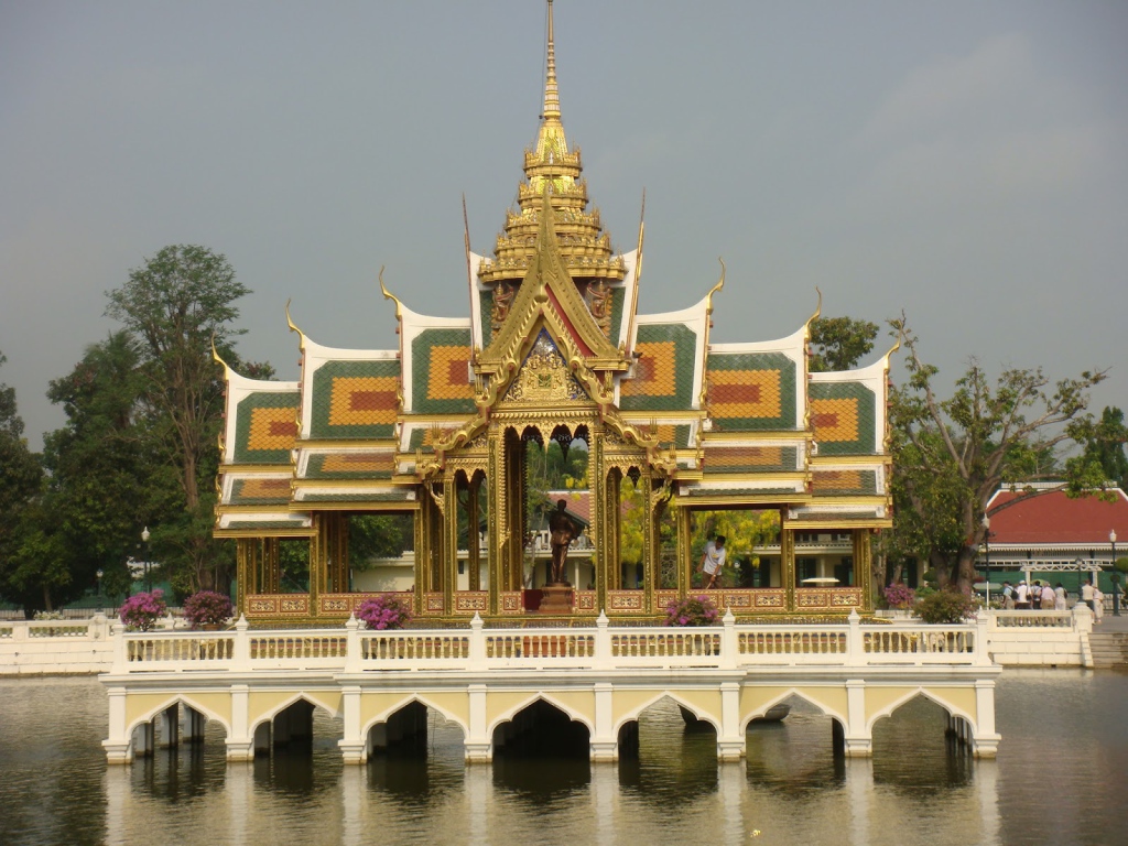 Храм на воде на курорте Аютайя, Таиланд