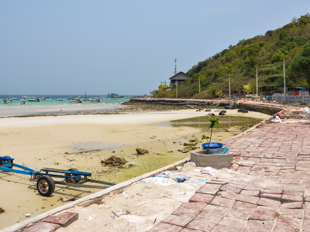 Пляж Тонгланг на курорте острова Ко Лан, Таиланд