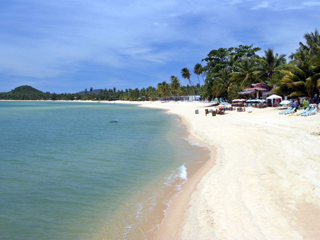 Белый песок на пляже в Пхукете, Таиланд