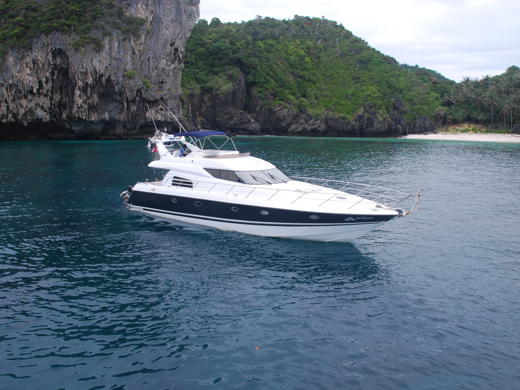 Яхта в заливе на курорте Хуа Хин, Таиланд