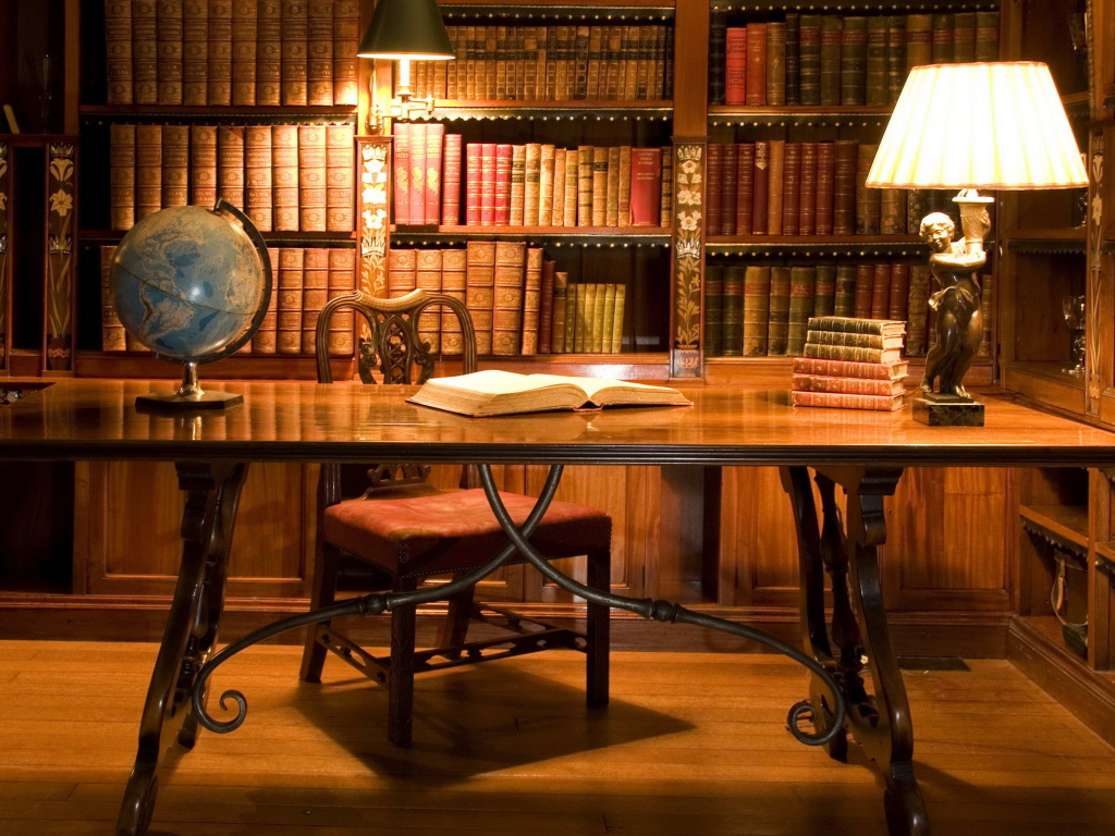Глобус на столе в библиотеке
