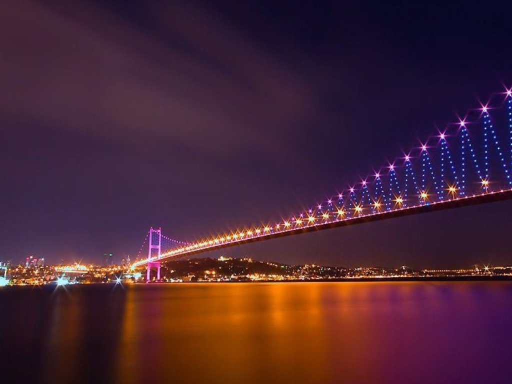 Подсветка моста в Стамбуле