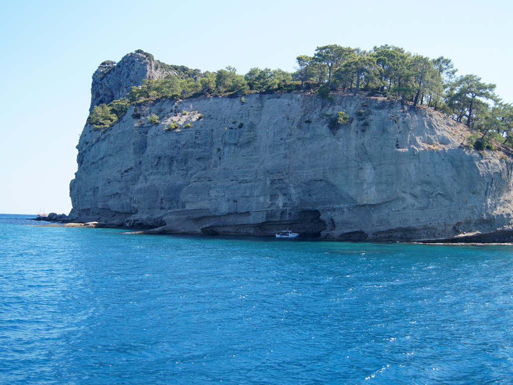 Скала у побережья в Кемере, Турция