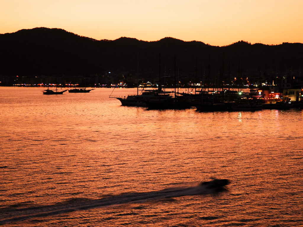 Закат солнца в бухте Мармарис, Турция