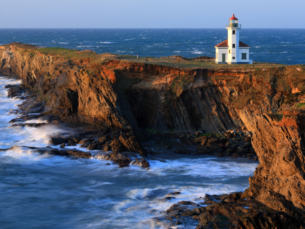 Красивый маяк на побережье США