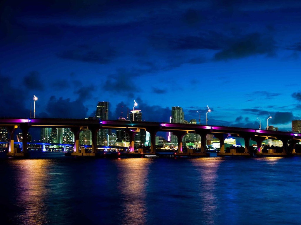 Подсветка моста в Майами