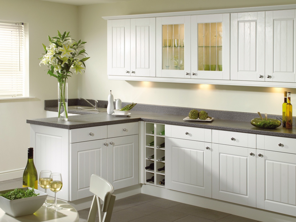 Большой букет на столе в кухне