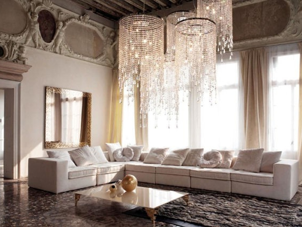 Большая люстра в гостиной