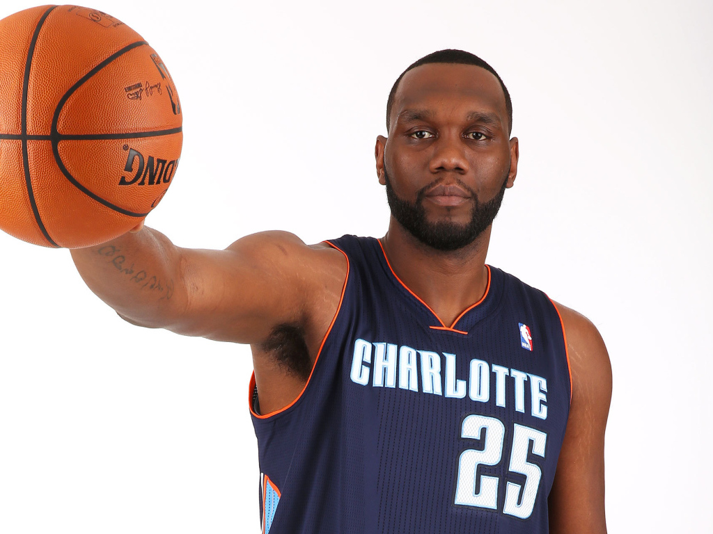 Эл Джефферсон с баскетбольным мячом