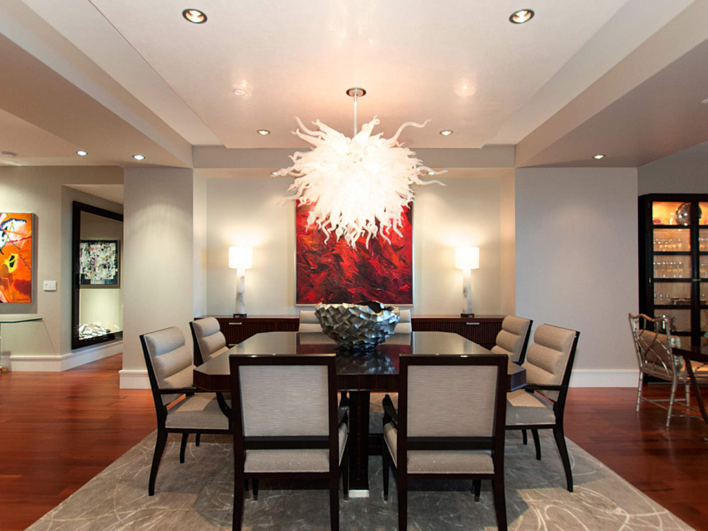 Необычная люстра в столовой