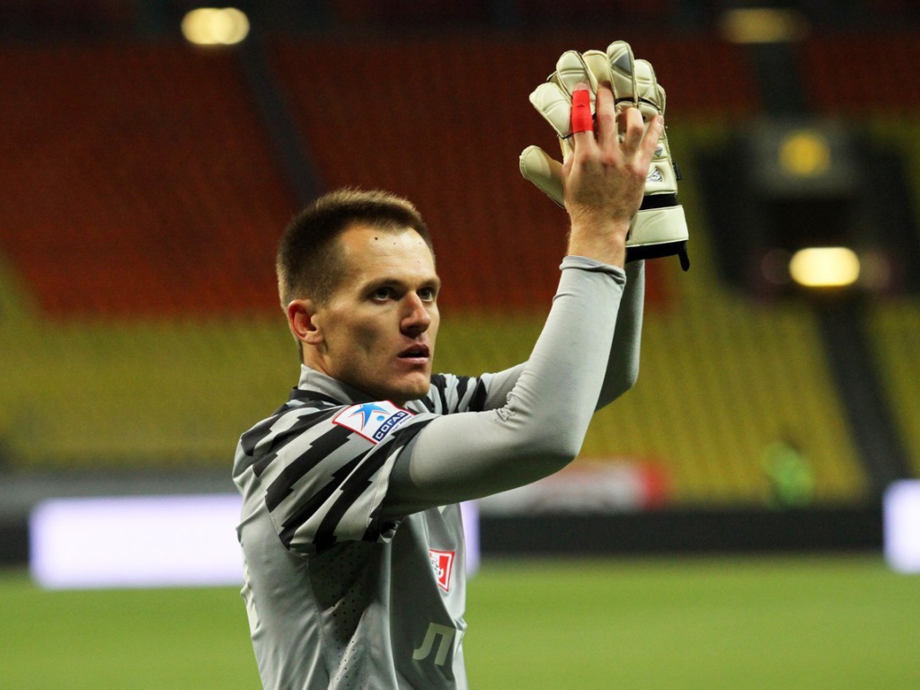 Артем Ребров вратарь Спартака на фоне трибун