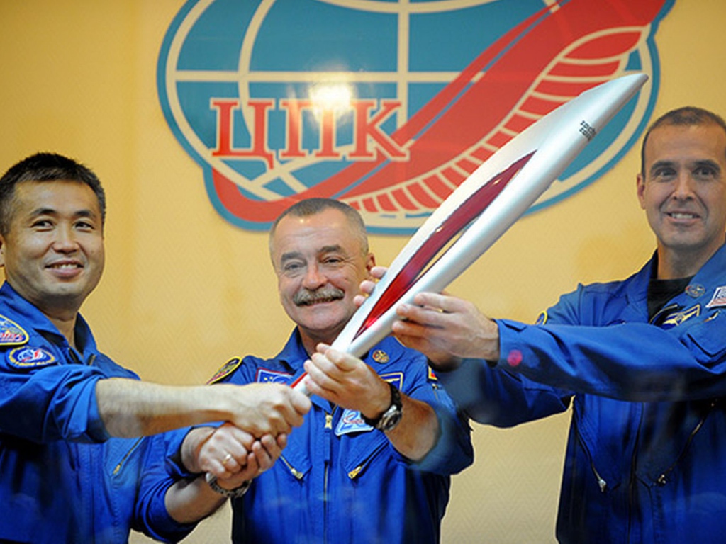 Космонавты с факелом Олимпиады в Сочи 2014