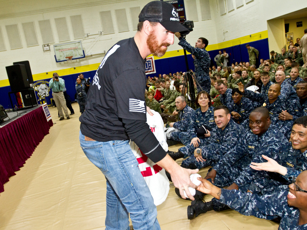 Бейсболист Адам Ляруш с военными
