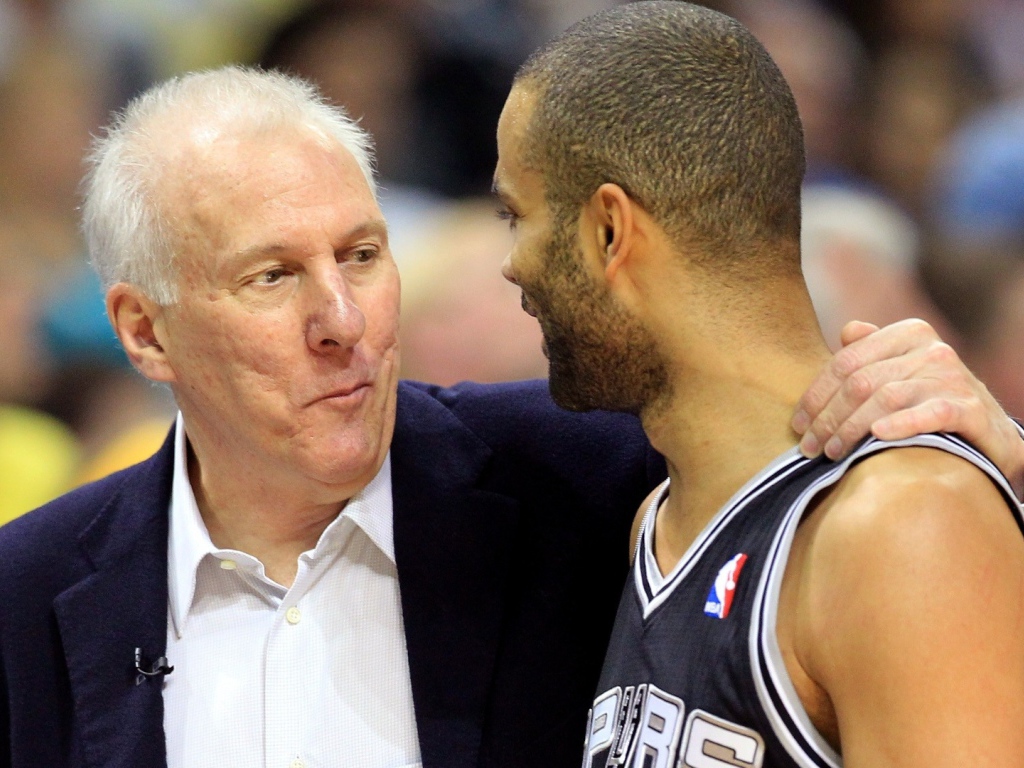 Баскетболист Тони Паркер с тренером Грегом Поповичем