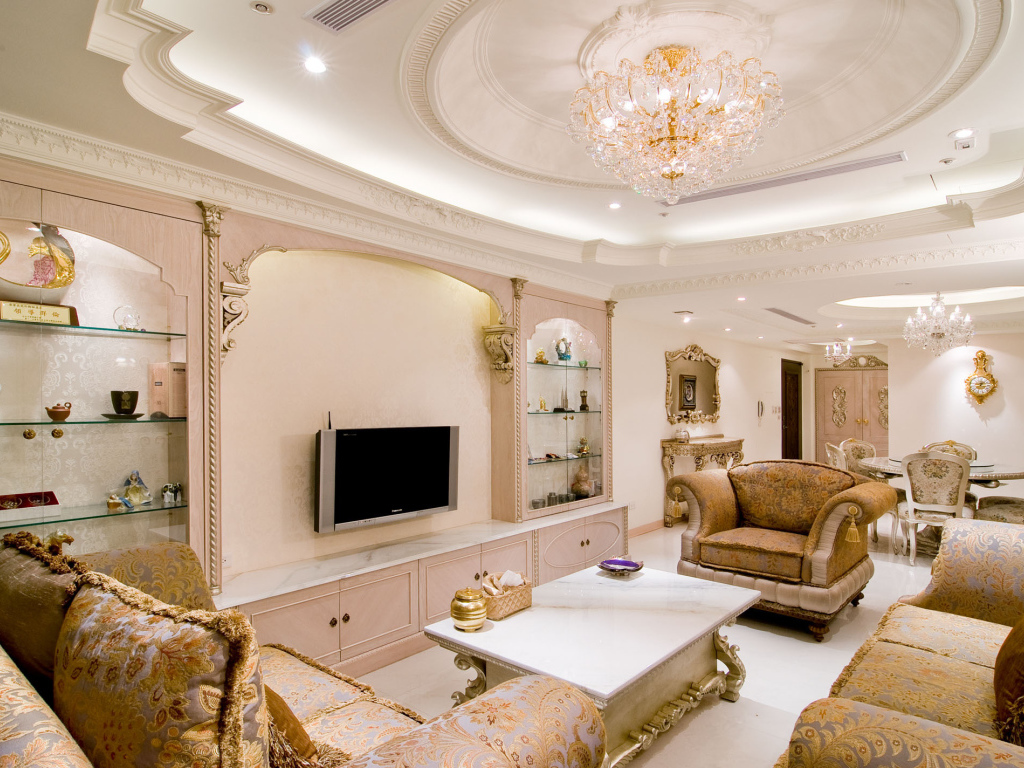 Красивый потолок в гостиной