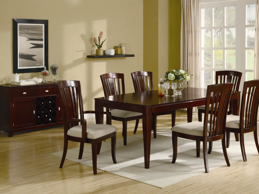 Красивая столовая в доме