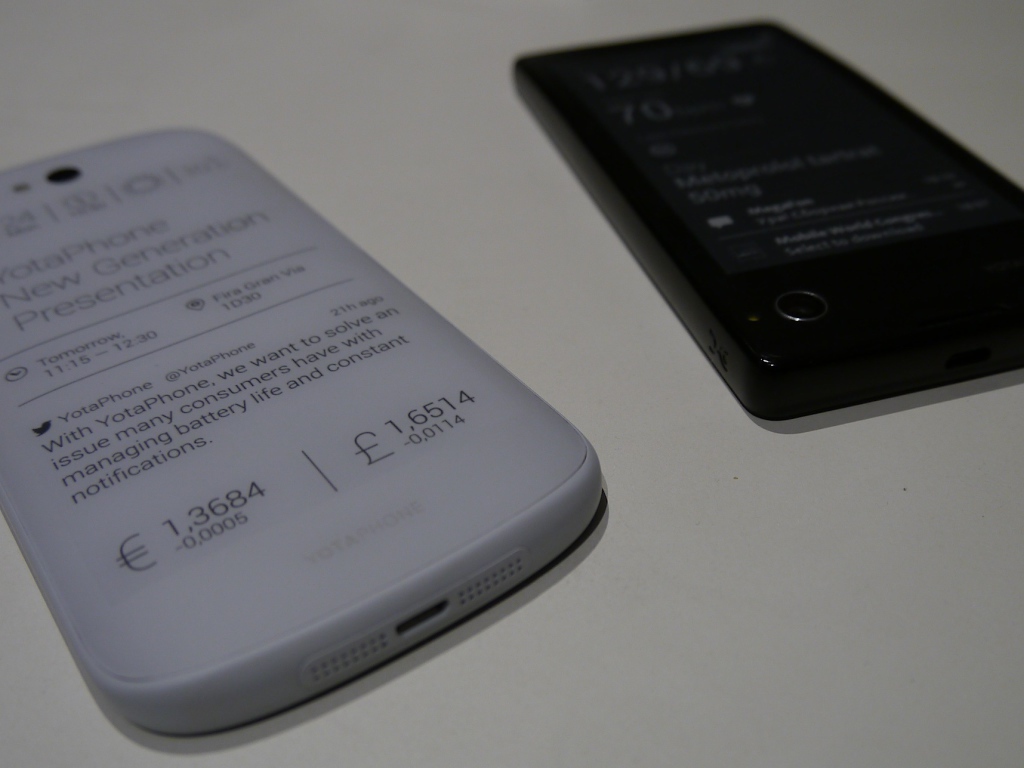 Черный и белый YotaPhone 2