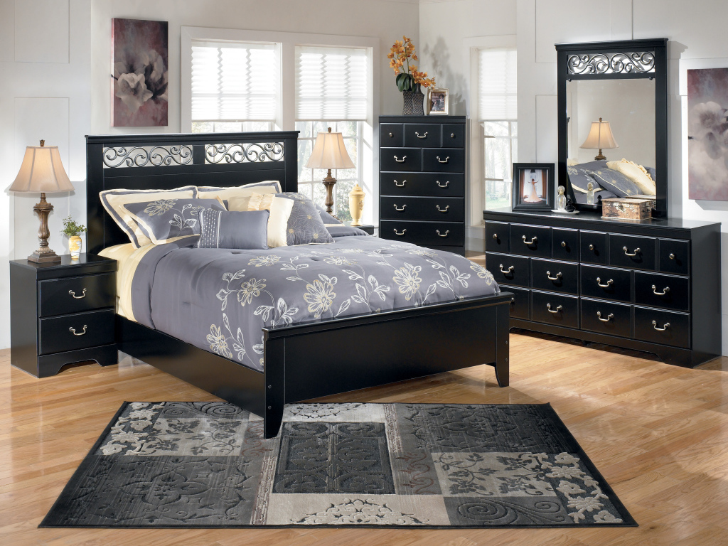 Черная кровать в спальне