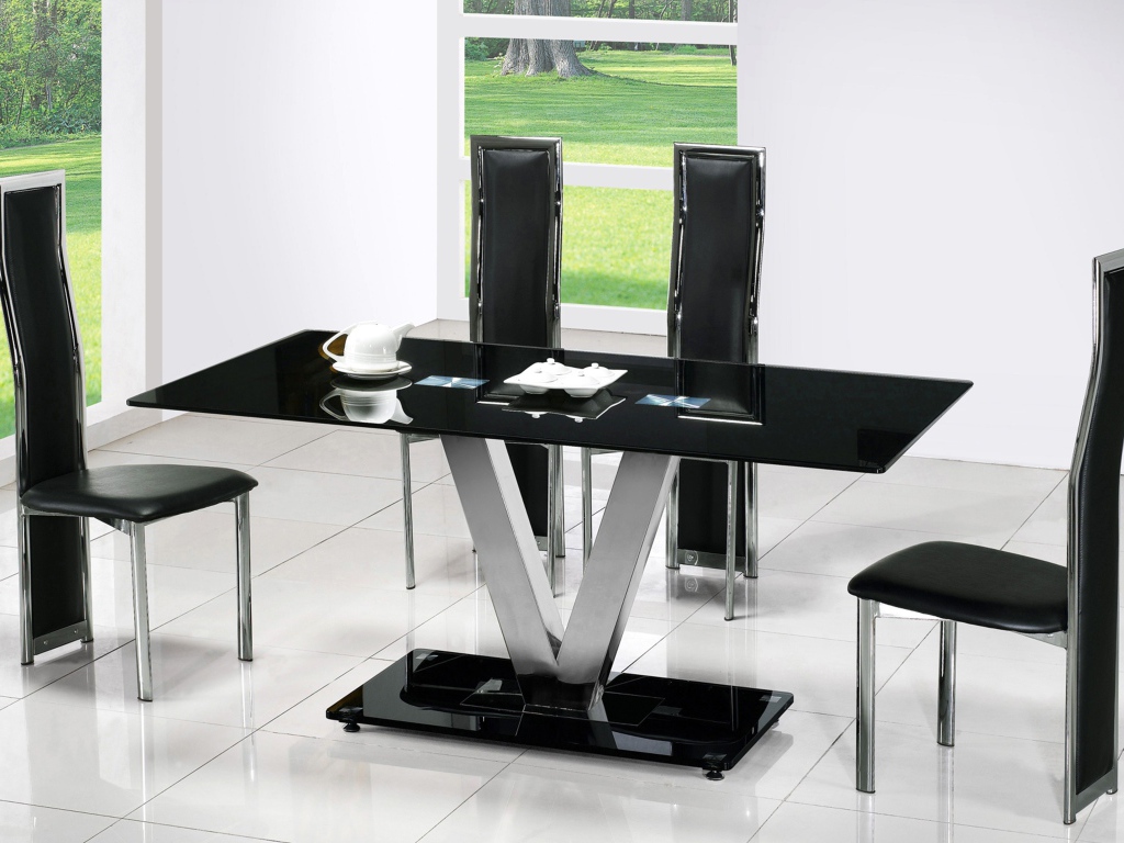 Черная мебель в столовой