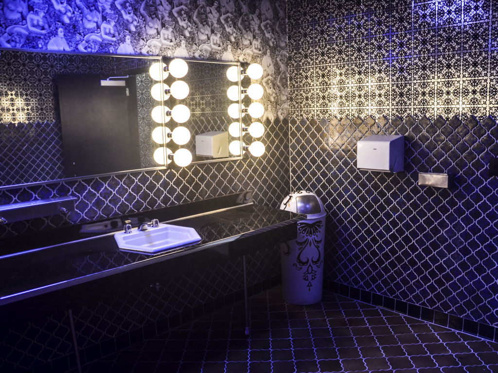 Сине черный кафель в ванной