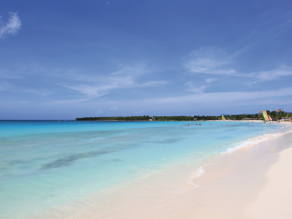 Голубая лагуна на курорте Гуардалавака, Куба