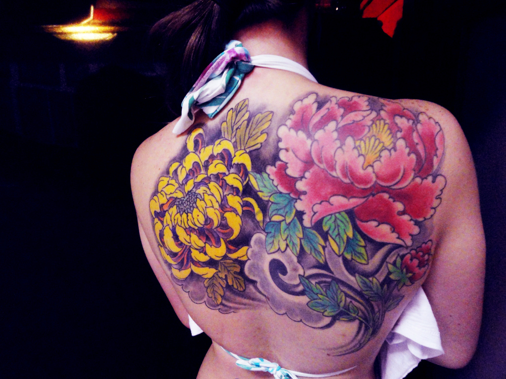 Тату букет на спине у девушки