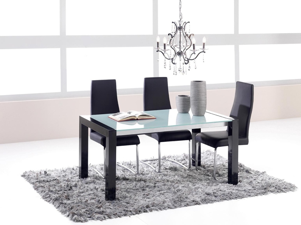 Яркая современная столовая