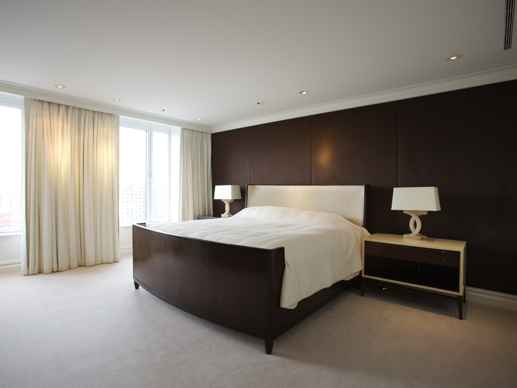 Коричневая стена в спальне