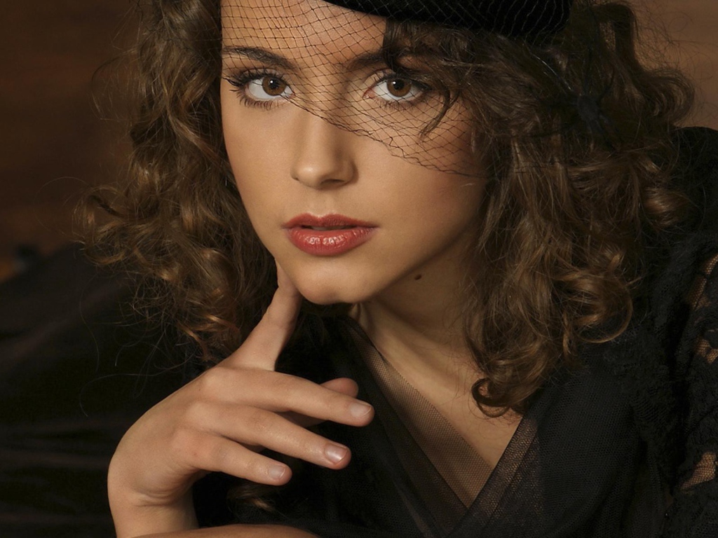 Брюнетка в чёрном платье