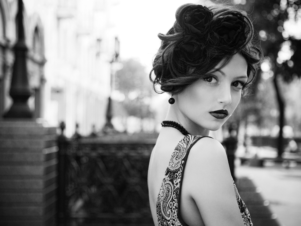 Брюнетка с тёмной помадой