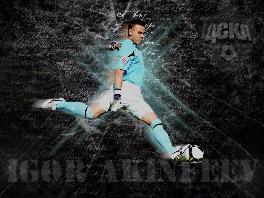 Вратарь ЦСКА Игорь Акинфеев с мячом