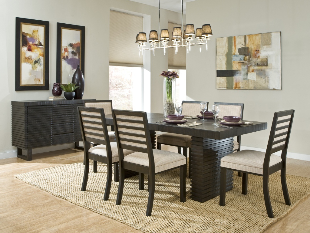 Люстра над столом в столовой