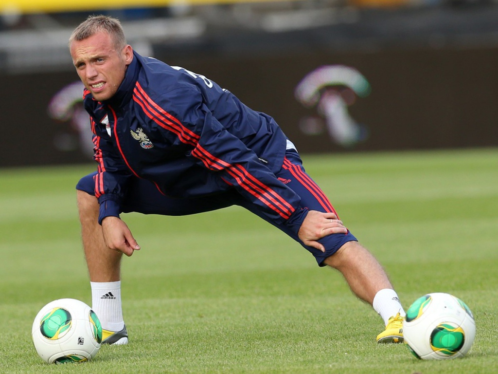 Денис Глушаков полузащитник Спартака на разминке