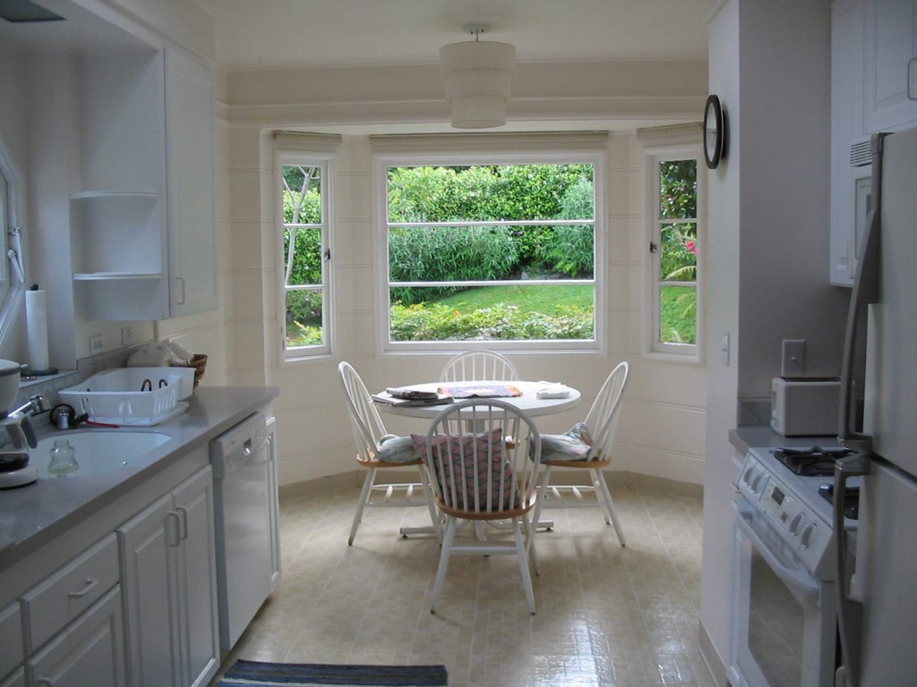 Окна столовой выходят в сад