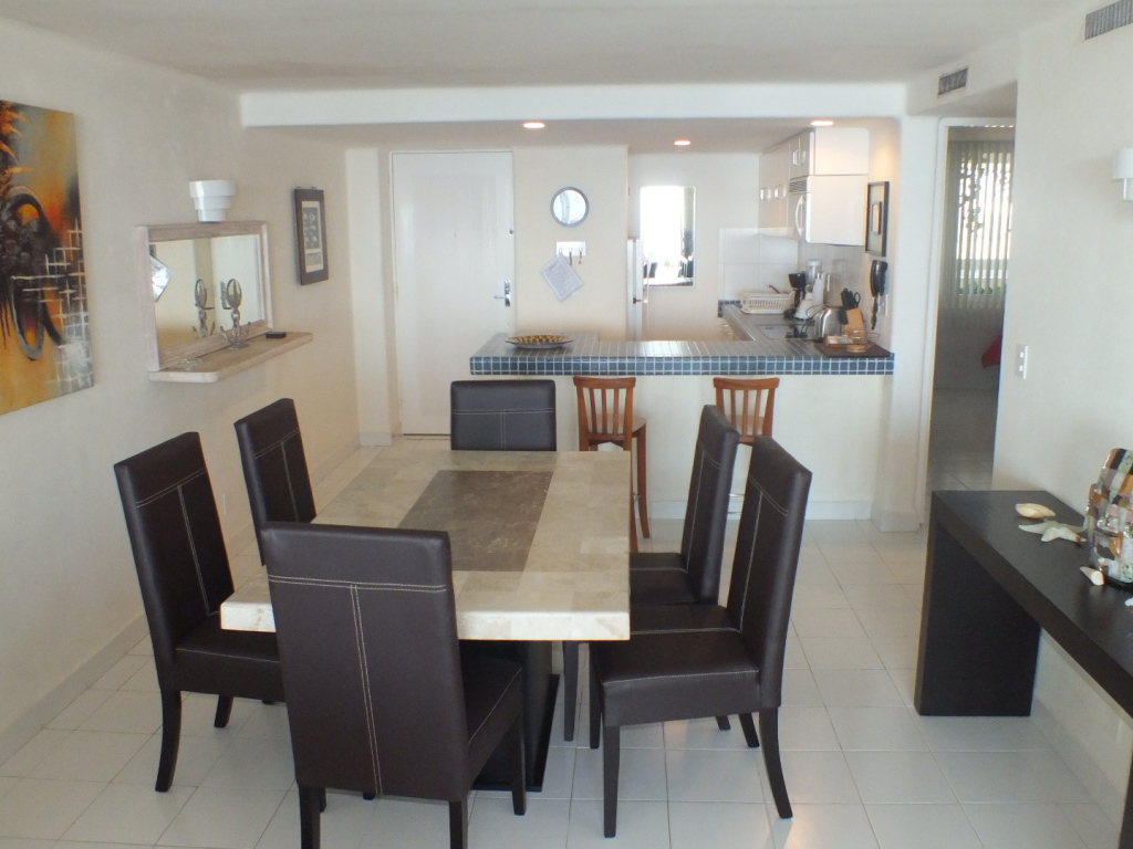 Столовая совмещенная с кухней