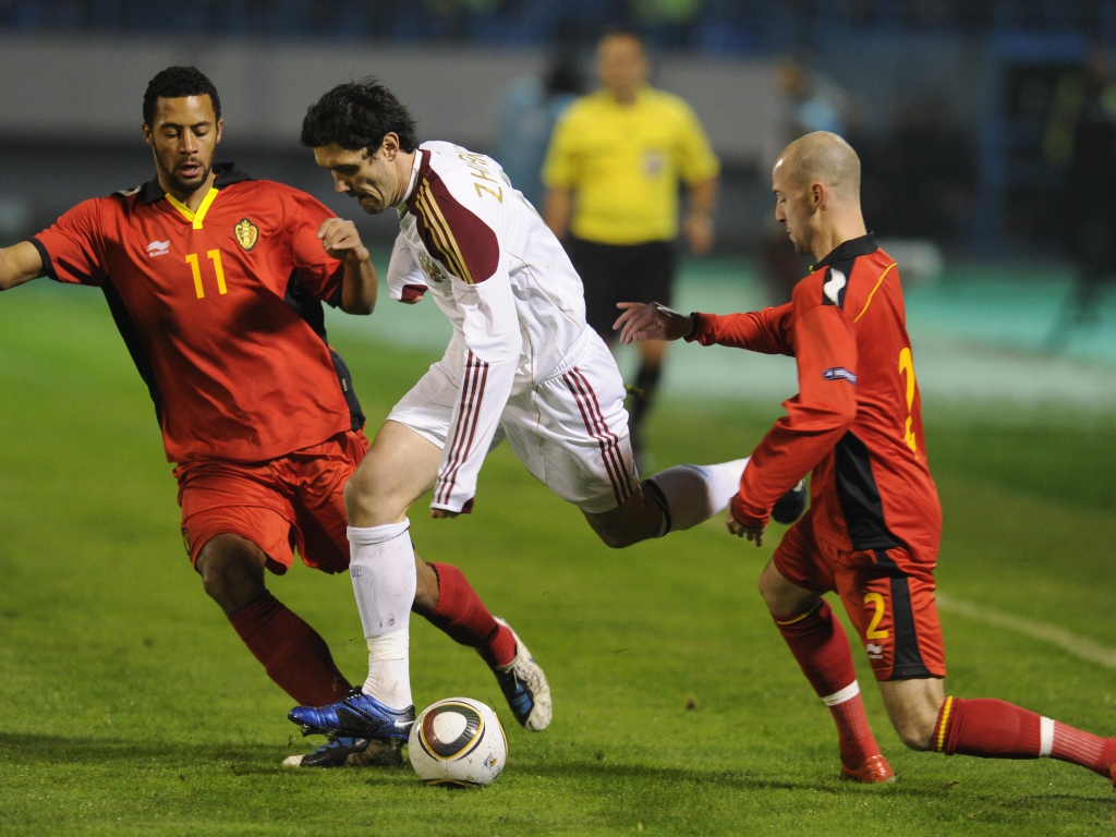 Полузащитник Динамо Юрий Жирков среди соперников