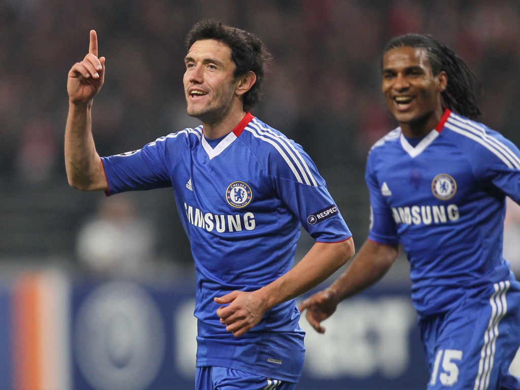 Полузащитник Динамо Юрий Жирков бежит по полю