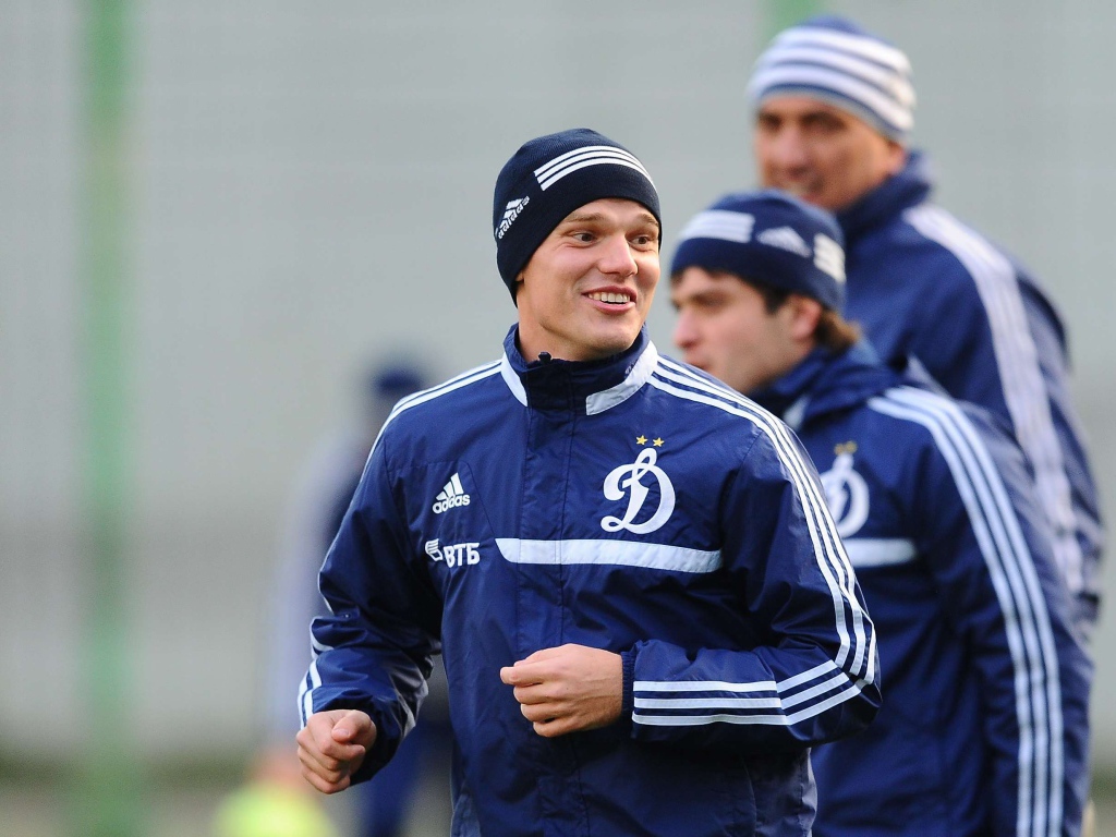 Нападающий Динамо Александр Кокорин с коллегами