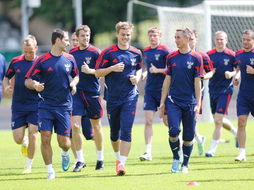 Нападающий Динамо Александр Кокорин со своей командой
