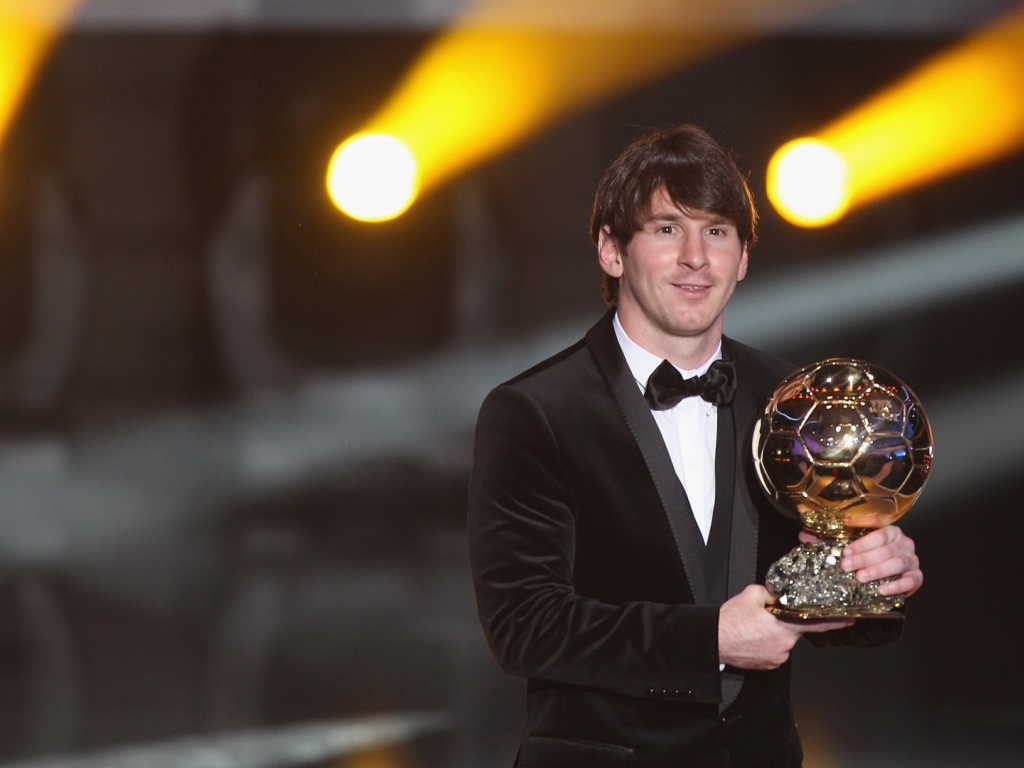 Футболист с наградой