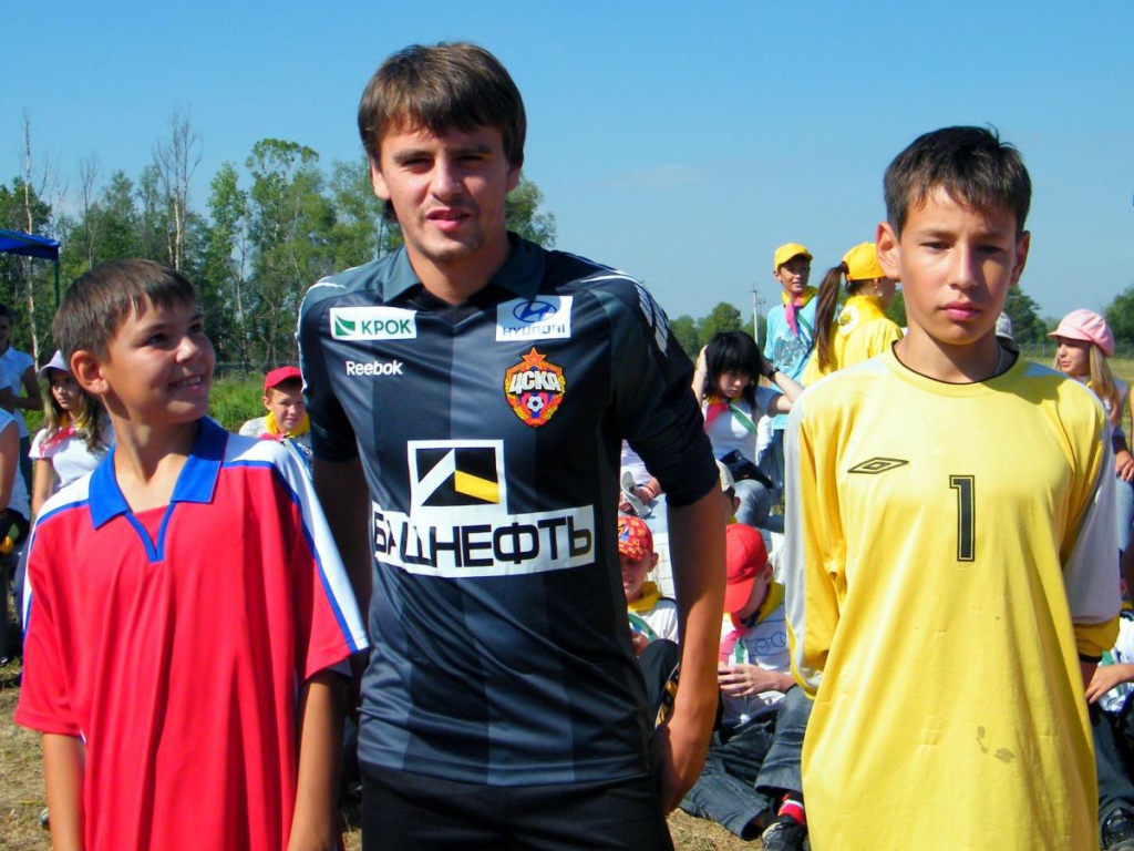 Георгий Щенников защитник ЦСКА с болельщиками