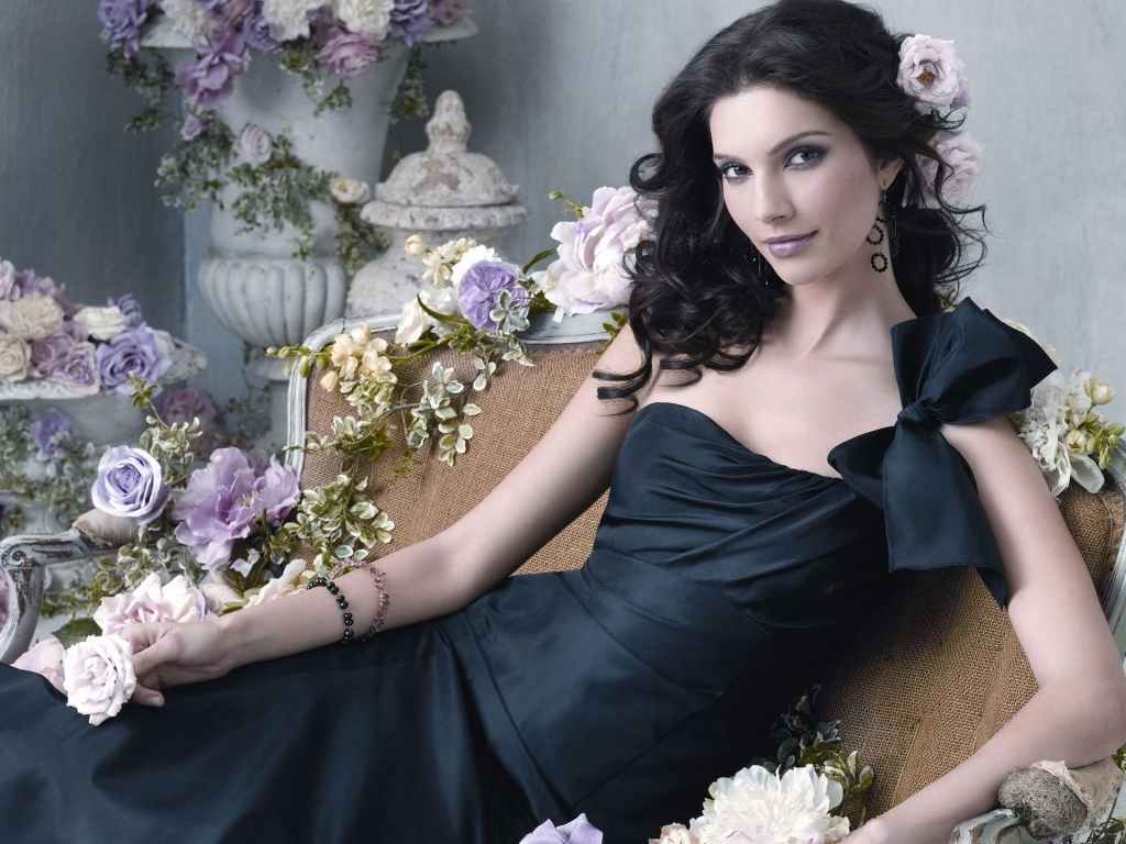 Девушка среди роз