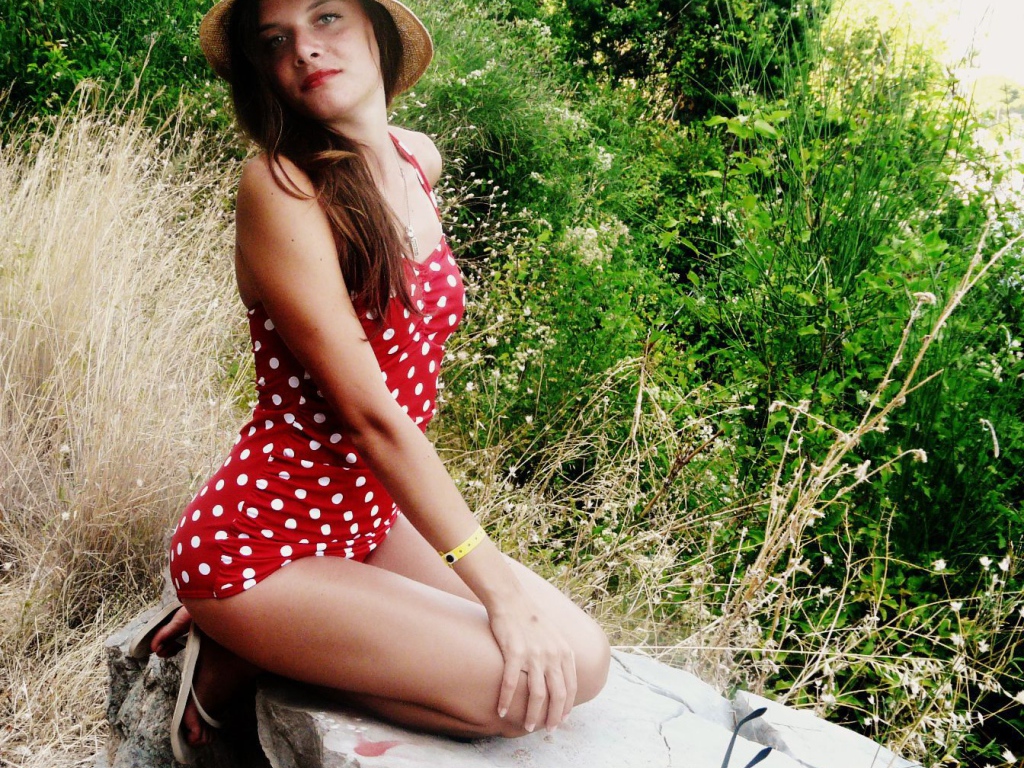 Девушка в красном купальнике